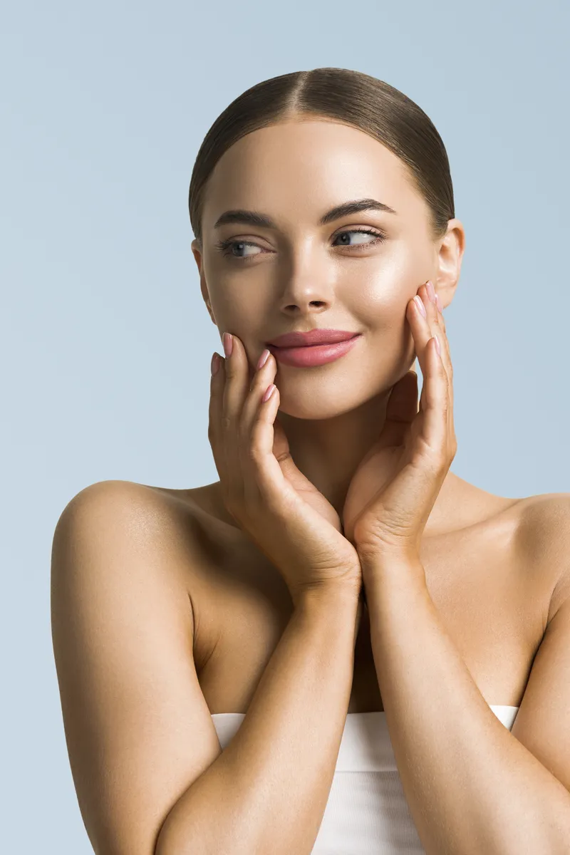 Paciente durante una valoración de tratamiento facial en The Aesthetic by Luis Devoz