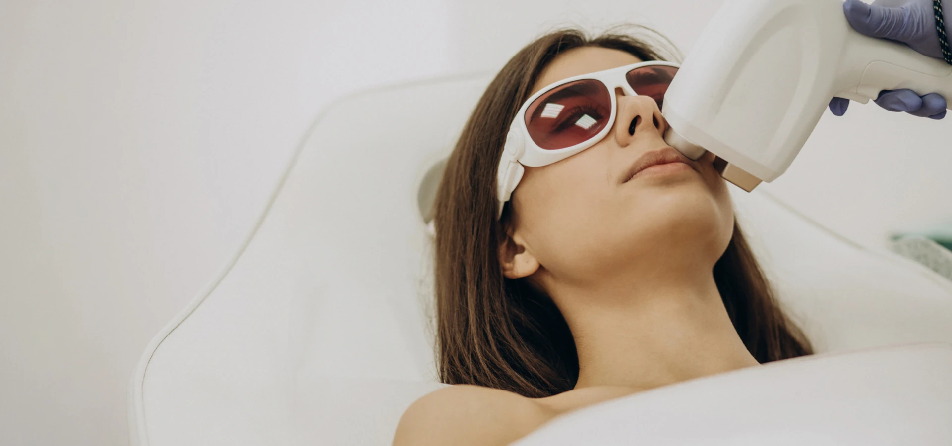 Tratamiento de láser CO2 fraccionado iBlaze en The Aesthetic by Luis Devoz, clínica de medicina estética en Bogotá